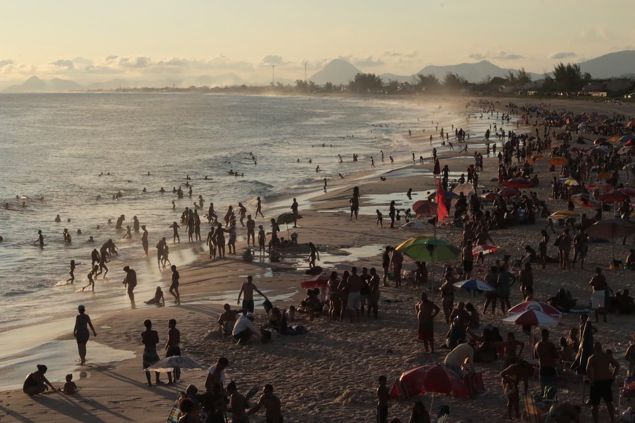 Tens of thousands join Lula supporters rally on Copacabana ahead of Brazil election runoff